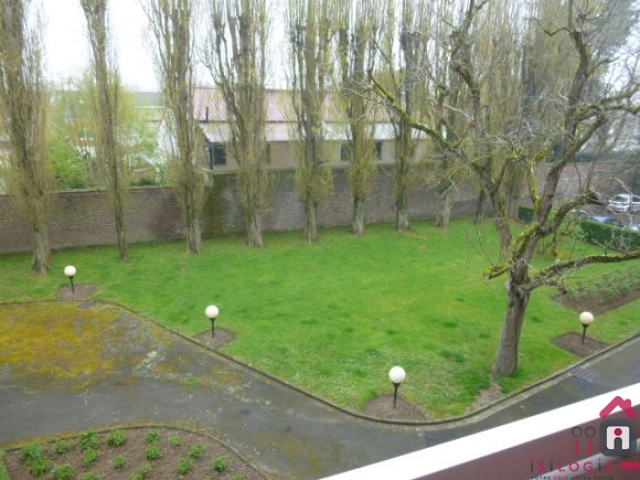 SECLIN, STUDIO MEUBLE DE 28M² AVEC GARAGE.