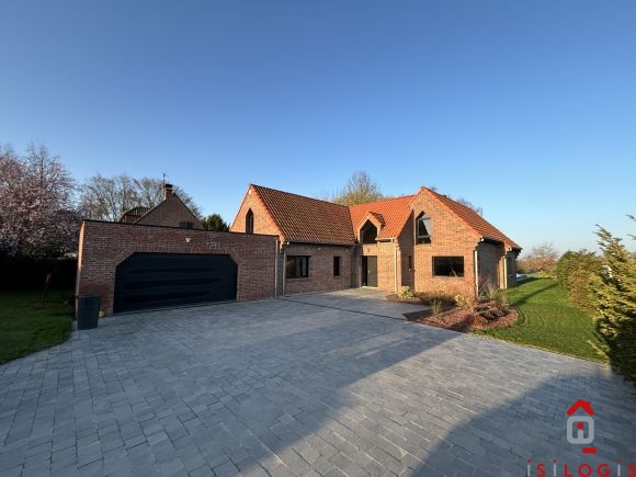 ATTICHES, MAISON D'ARCHITECTE, 198M² HABITABLES, 2688M² DE TERRAIN.