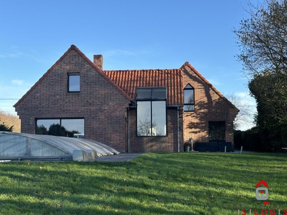 ATTICHES, MAGNIFIQUE INDIVIDUELLE 198M² BATIE SUR 2688M² DE TERRAIN.