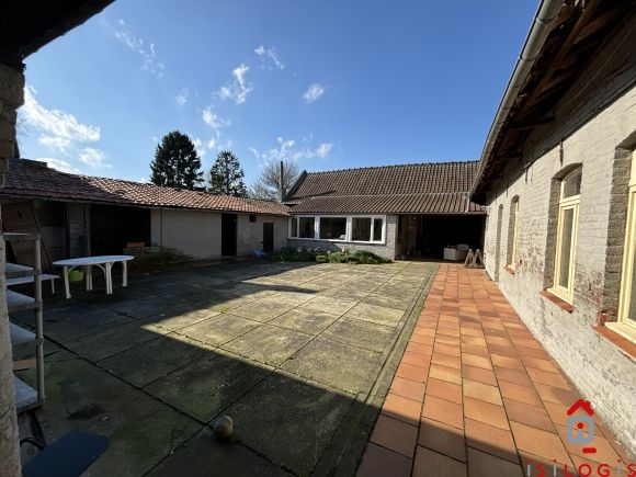 CAMPHIN, FERMETTE AU CARRÉ A RÉNOVER, SUR 629M² DE TERRAIN.