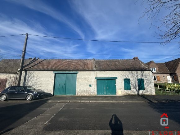 CAMPHIN, FERMETTE AU CARRÉ A RÉNOVER, SUR 629M² DE TERRAIN.